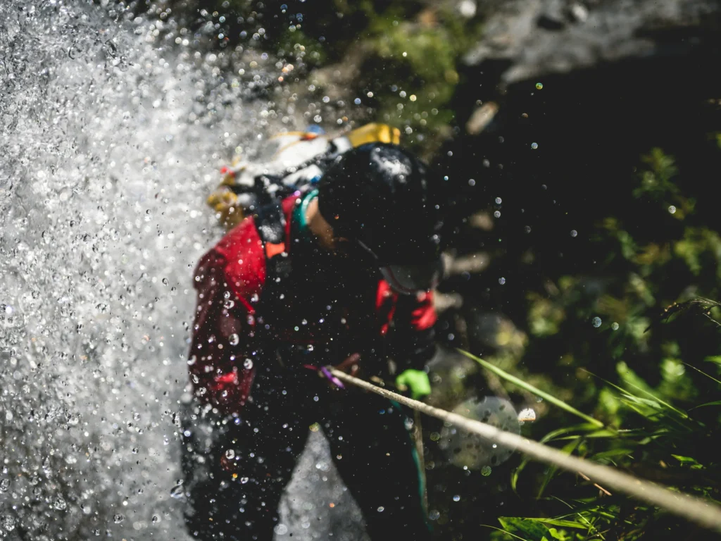戶外運動課程活動圖-溯溪1